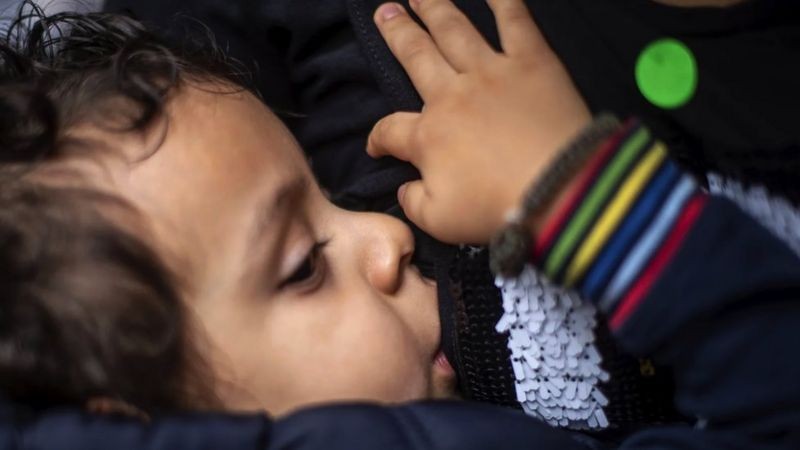 Para alguns bebês, liberar a língua pode ajudar na amamentação, mas nem todos os problemas de alimentação são causados pela língua presa (Foto: Getty Images via BBC News)