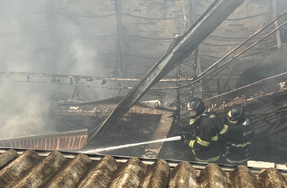 Bombeiros atuam no combate ao incêndio que destruiu loja no Centro de Campinas — Foto: Wesley Justino/EPTV