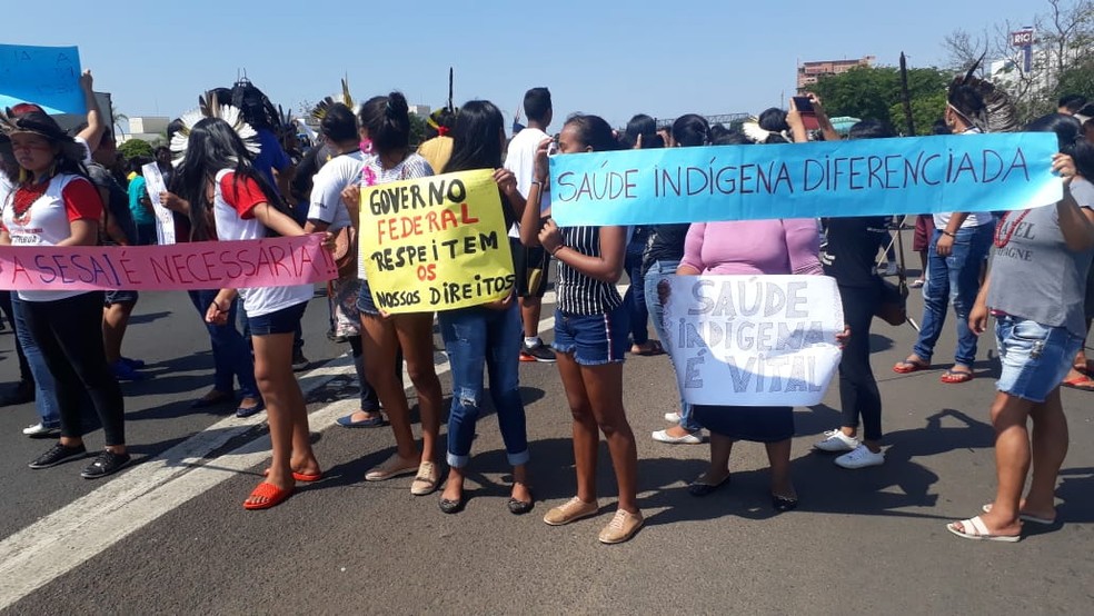 Com cartazes, os indígenas protestam contra o projeto de municipalização da saúde do Ministério da Saúde  — Foto: Romeu Neto/TV TEM