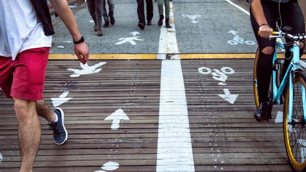Inspiradas pelas restrições causadas pela covid-19, as cidades estão implementando iniciativas amigáveis ​​aos pedestres. — Foto: Getty Images via BBC
