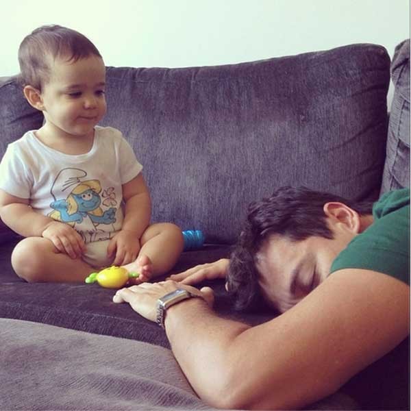 Helena observa o pai, Rodrigo Faro, dormindo no sofá (Foto: Reprodução/Instagram)