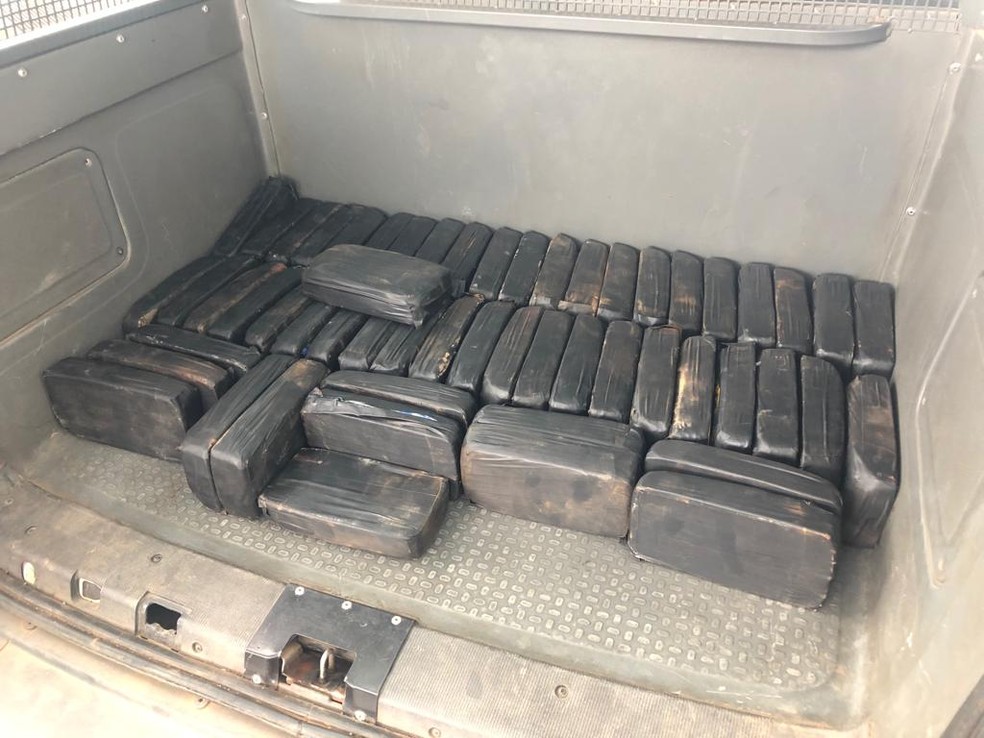 Cerca de 55 pacotes contendo pasta base de cocaína foram apreendidos em Ouro Fino — Foto: Polícia Militar