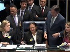 Senadoras ocupam mesa do plenário, mas reforma trabalhista é aprovada 