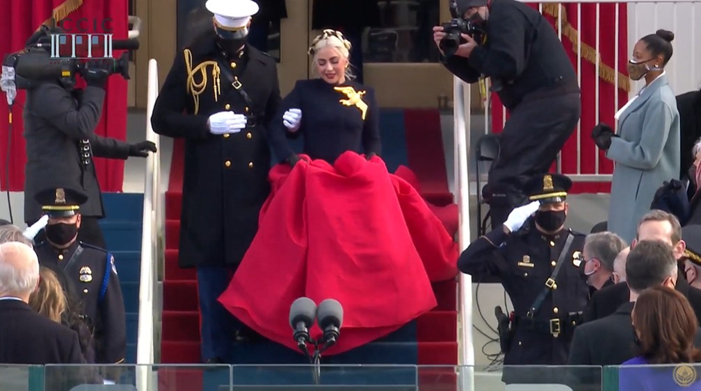 Lady Gaga se apresenta na cerimônia de posse — Foto: Reprodução