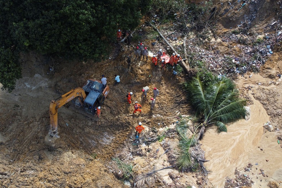 Bombeiros fazem buscaspor vítimas das chuvas em Pernambuco. — Foto: REUTERS/Diego Nigro