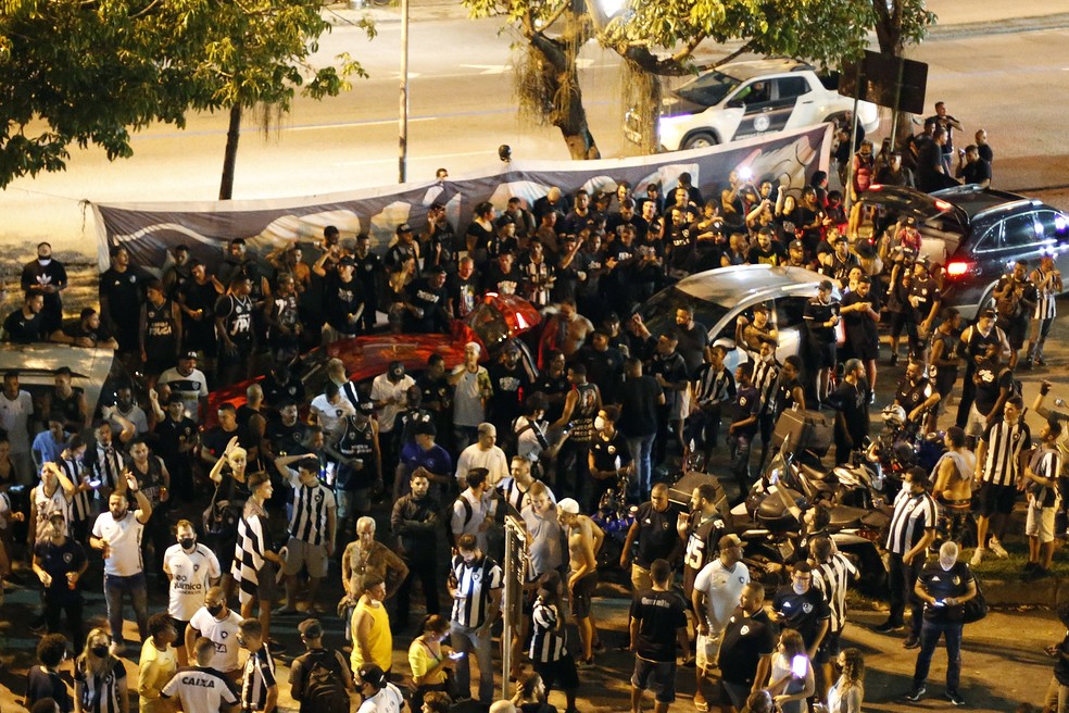 Cerca de 300 torcedores foram a General Severiano — Foto: Vitor Silva/Botafogo