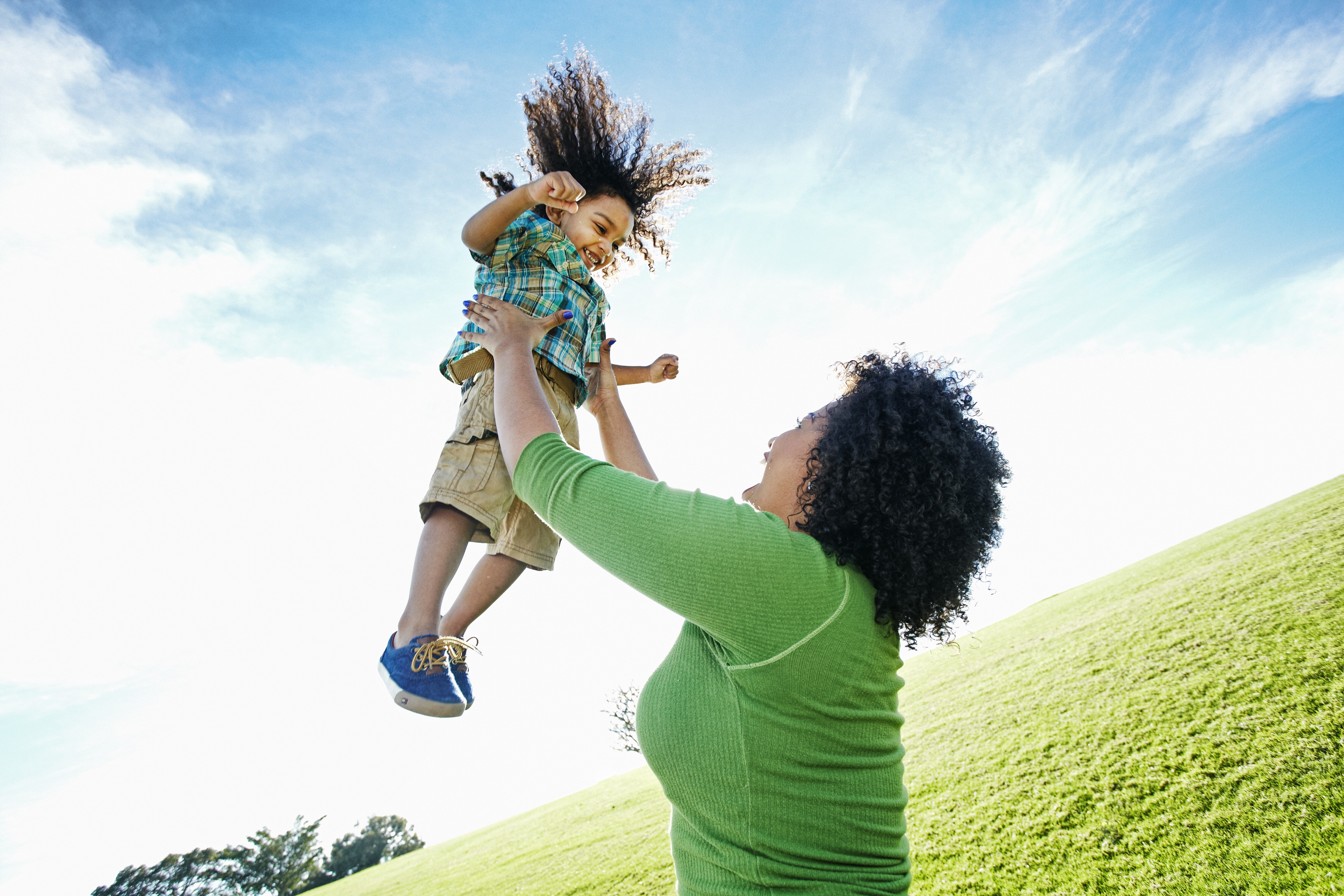 Mãe e filho brincando (Foto: Getty Images)