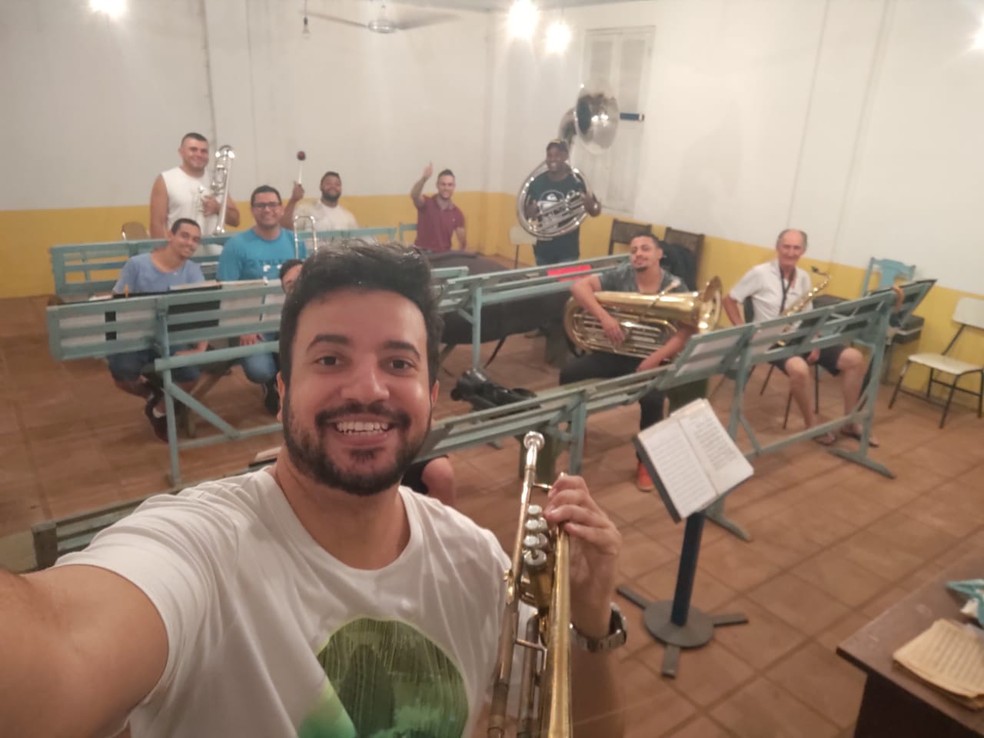 Maestro da banda, Deusdedtes Rebouças da Palma Neto, em ensaio com os músicos — Foto: Deusdedtes Rebouças da Palma Neto/Arquivo Pessoal