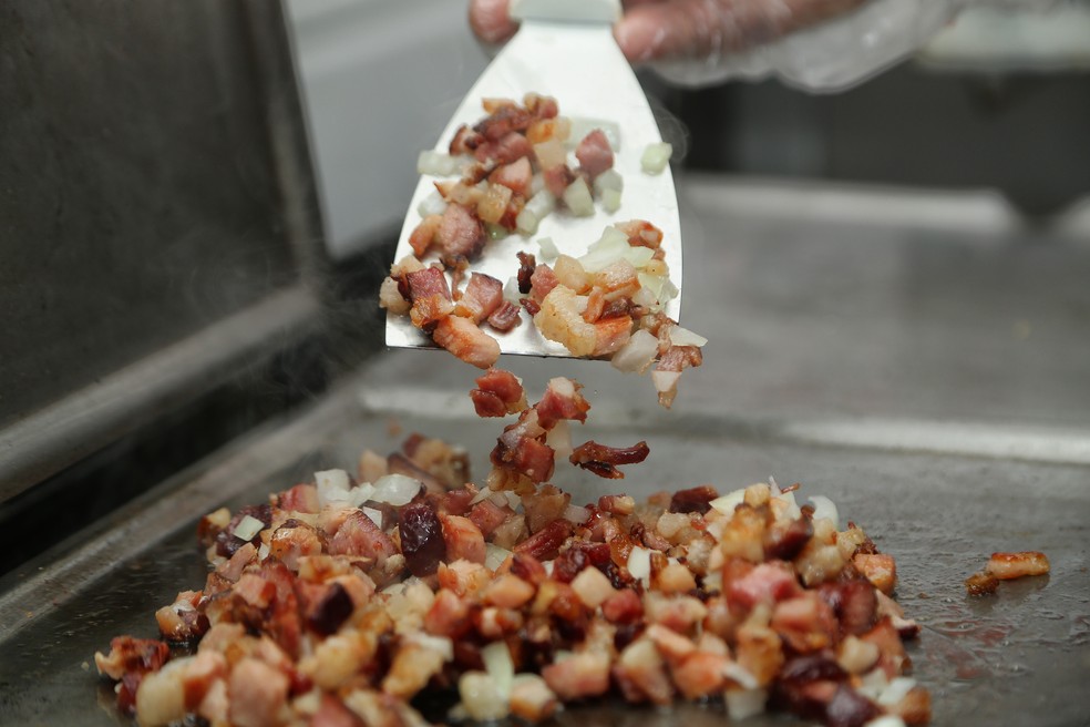 Bacon é um alimento processado — Foto: Giuliano Gomes/PR Press 