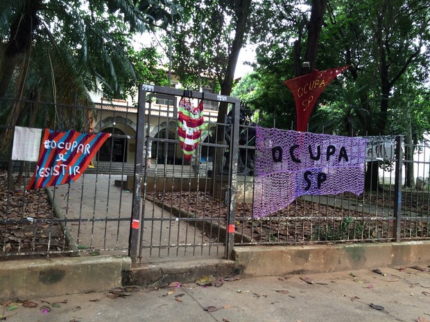 Alunos mostram os problemas da Escola Estadual Fernão Dias Paes, em Pinheiros, que motivaram o protesto que dura mais de 50 dias (Foto: Vivian Reis/G1)