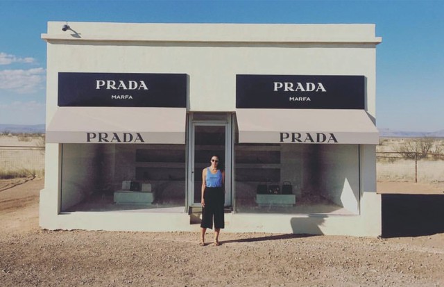 Alexandra Farah em frente à Prada Marfa, assinada pelos artistas Elmgreen & Dragset (Foto: Nick Simonite, Reprodução, Reprodução Instagram, Thinkstock e Divulgação)