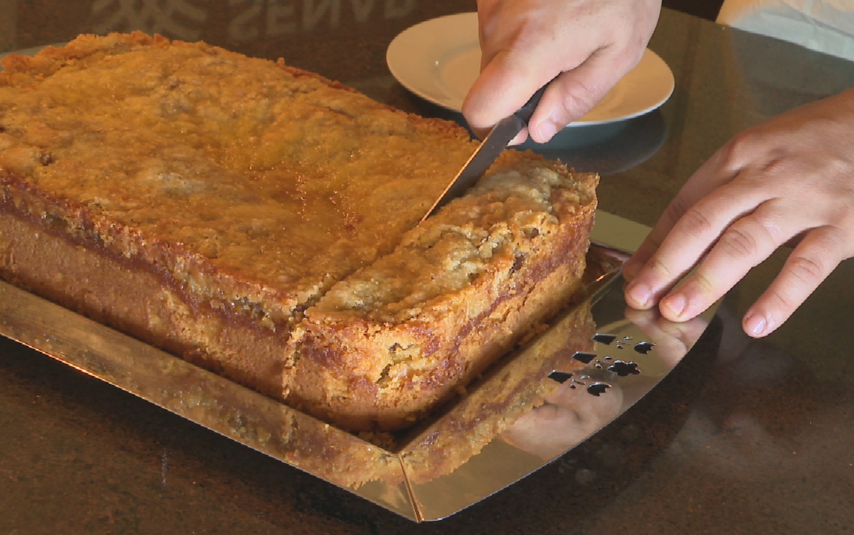 Veja como preparar receita de cuca de banana caramelada com raspas de laranja