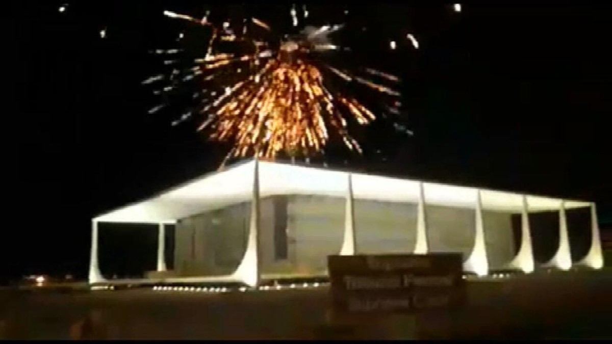 Grupo de apoiadores de Bolsonaro lança fogos de artifício contra o prédio do STF