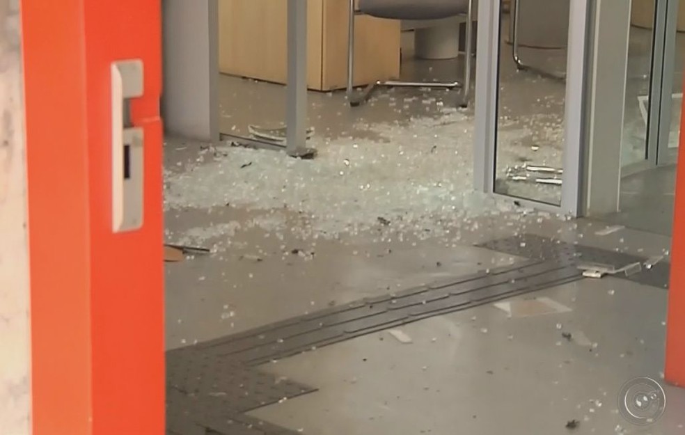 Criminosos explodiram os caixas na agência bancária em Bofete (Foto: Reprodução / TV TEM )
