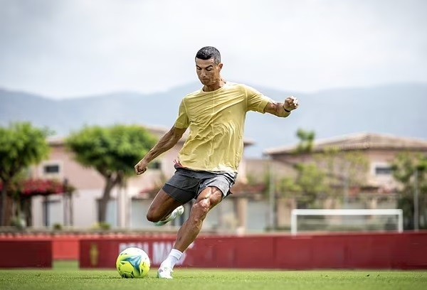 Cristiano Ronaldo treinamento nas instalações do Real Mallorca durante suas férias (Foto: Instagram)