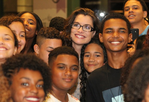 Alinne Moraes posa com fãs após espetáculo (Foto: Daniel Delmiro/AgNews)
