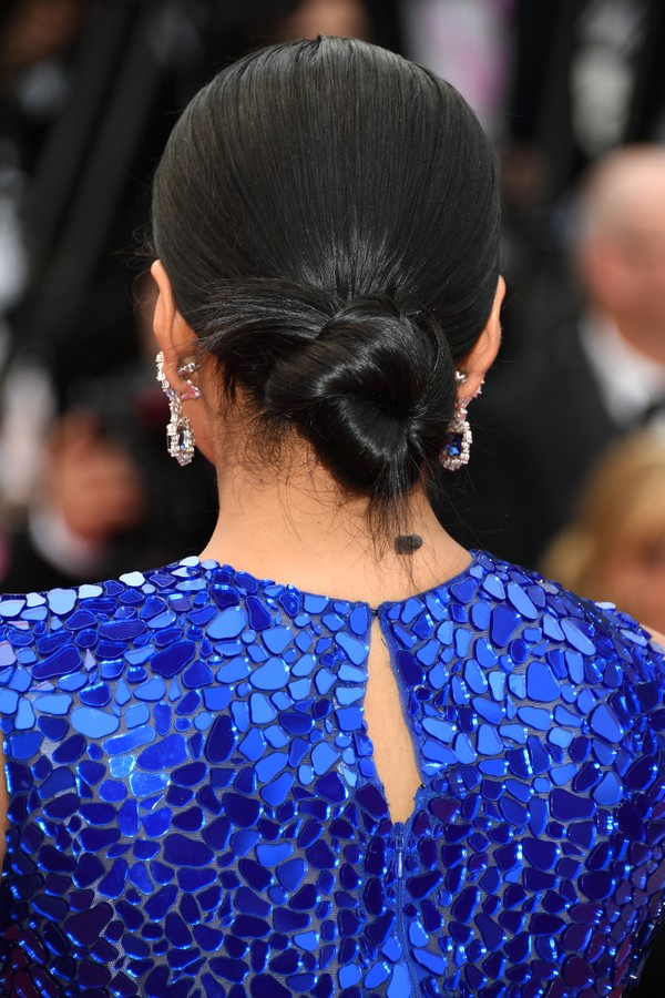 CANNES, FRANCE - MAY 14: Farhana Bodi, hair detail, attends the opening ceremony and screening of "The Dead Don't Die" during the 72nd annual Cannes Film Festival on May 14, 2019 in Cannes, France. (Photo by Daniele Venturelli/WireImage) (Foto: WireImage)