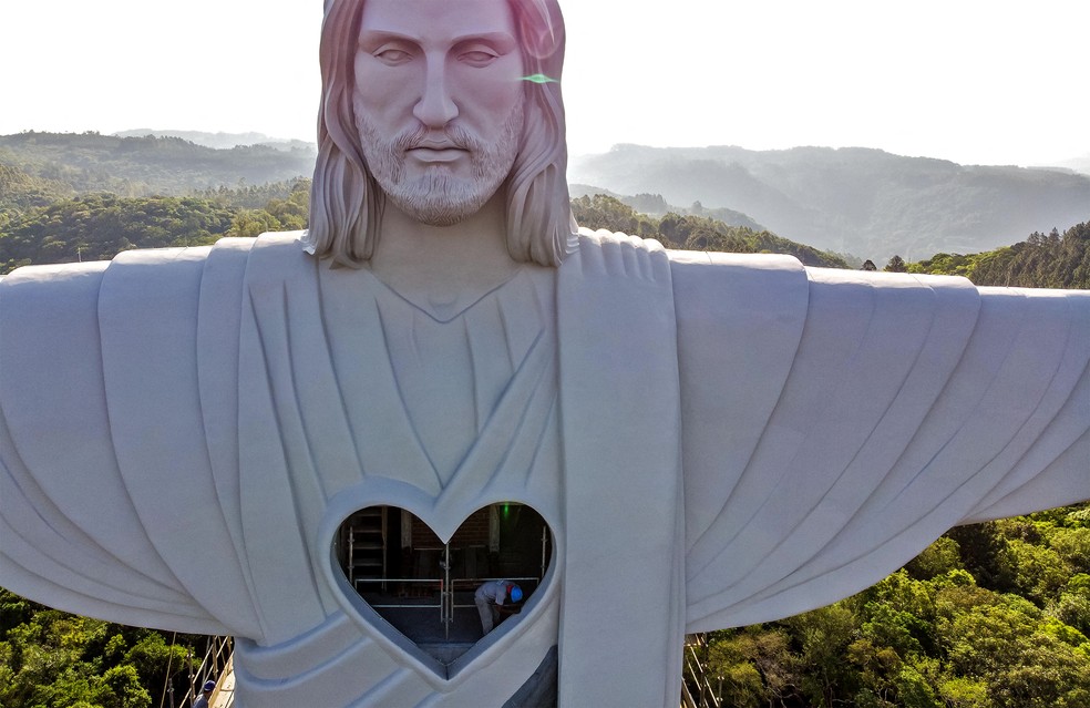 Operário trabalha no coração da estátua do Cristo Protetor, em Encantado — Foto: Silvio Avila/AFP