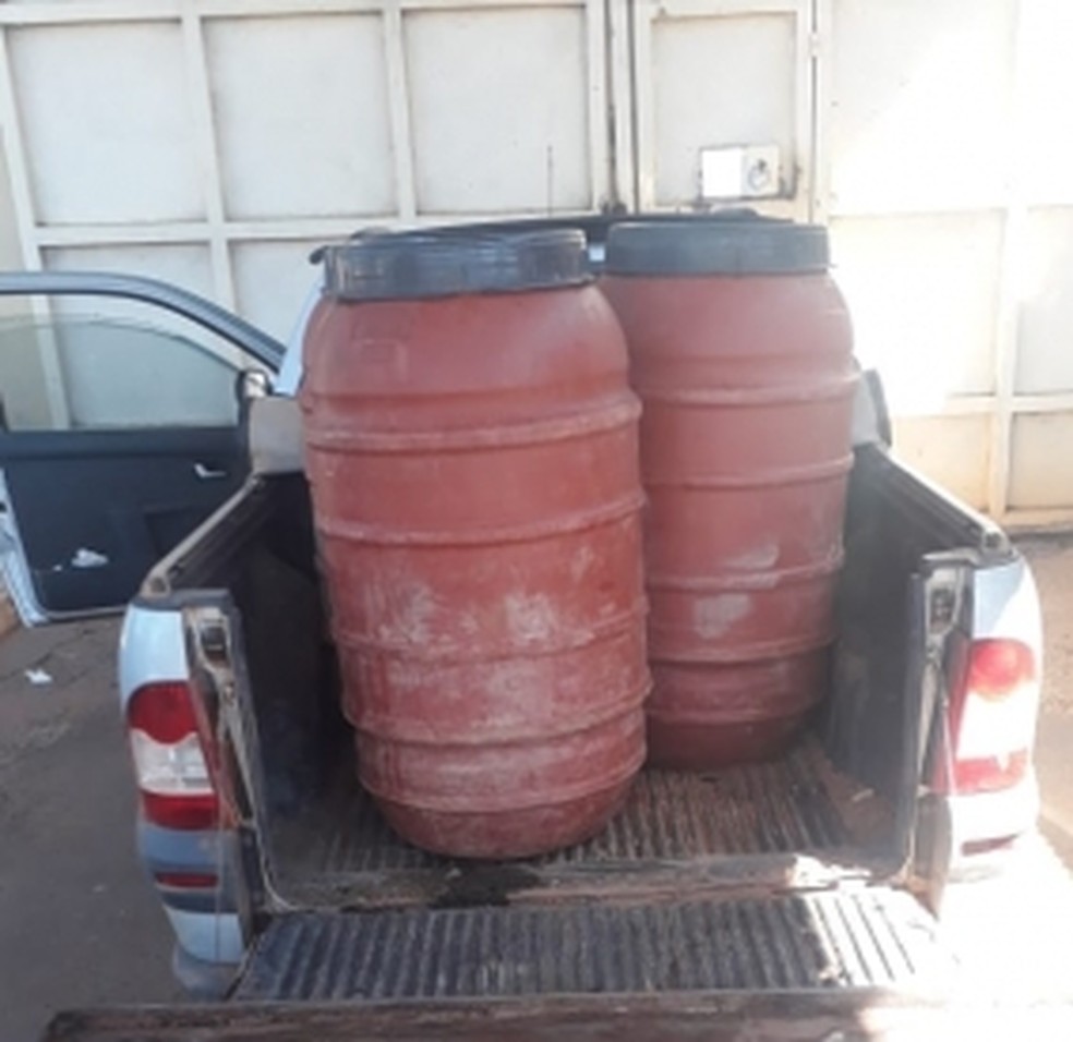 Objetos estavam em fundo falso de tambores (Foto: Sindspen-MT/DivulgaÃ§Ã£o)