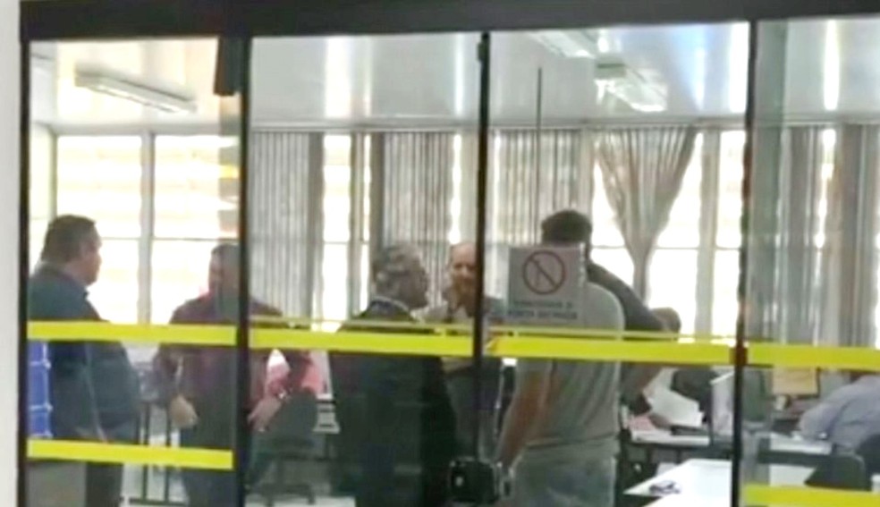 Na prefeitura, mandados foram cumpridos no Setor de Compras; agentes também fizeram apreensões na casa de um servidor — Foto: Reprodução/Central da Notícia