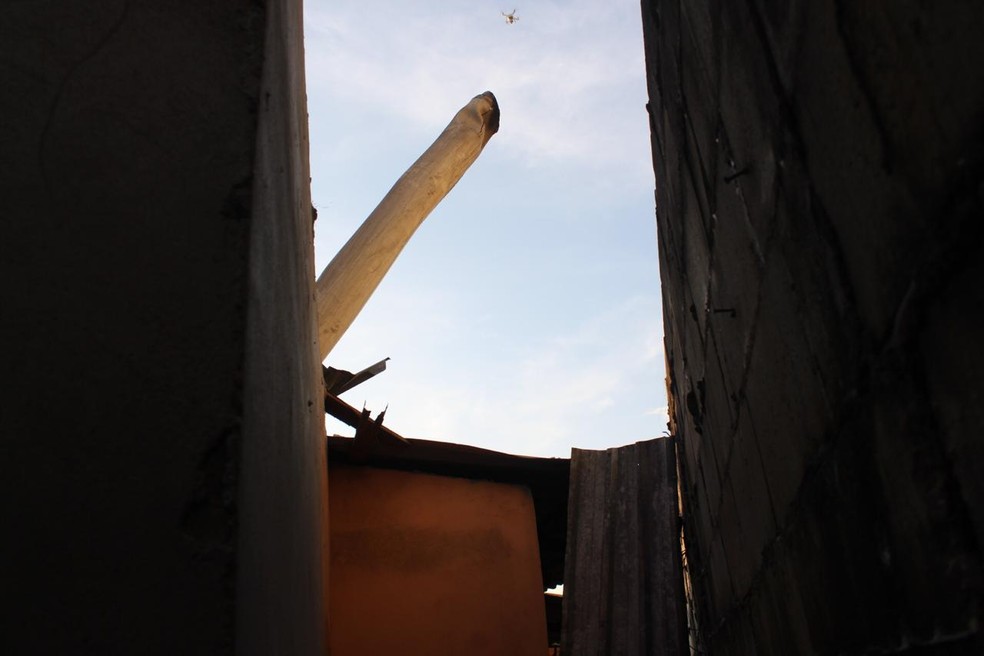 Cano der PVC pode cair em cima de casa — Foto: Rickardo Marques/G1 AM