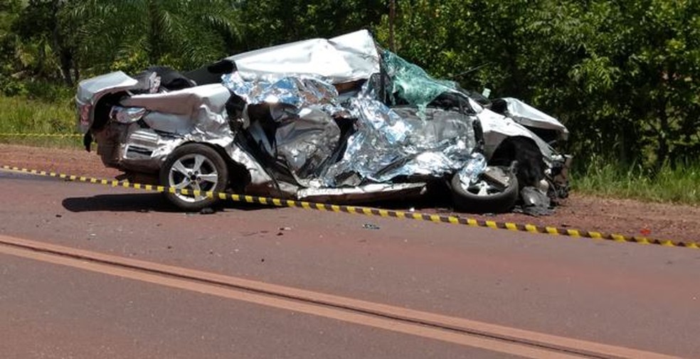 Acidente deixou dois mortos e carro ficou completamente destruído. — Foto: Reprodução