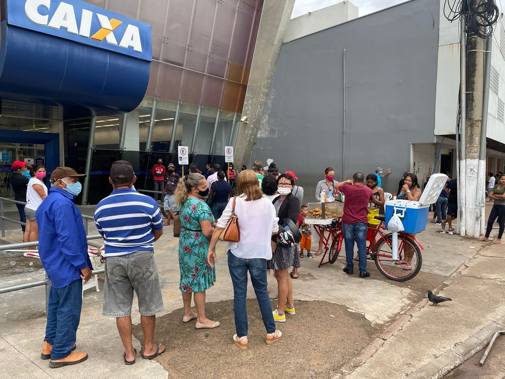 Agências da Caixa em Rio Branco registram filas no 1º dia de pagamento do Auxílio Brasil — Foto: Ana Paula Xavier/Rede Amazônica