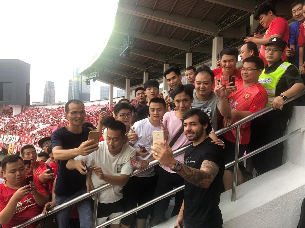 Ricardo Goulart tira fotos com torcedores do Guangzhou Evergrande â?? Foto: DivulgaÃ§Ã£o