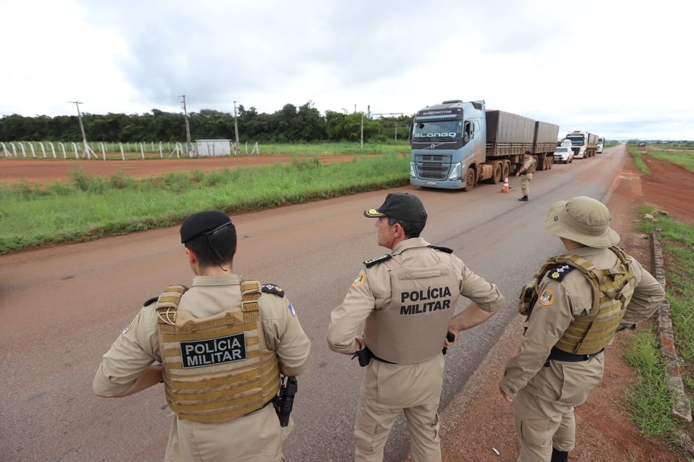 Comandante da Polícia Militar do Tocantins (ao centro) acompanha força-tarefa montada para capturar criminosos suspeitos de invadir Confresa (MT) — Foto: Divulgação/Polícia Militar