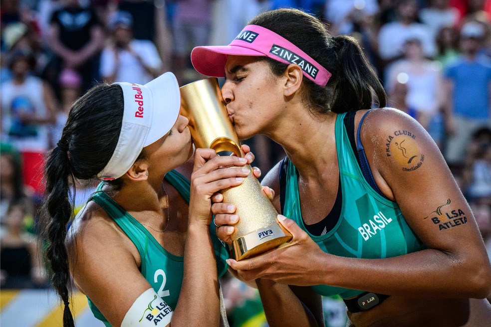 Duda e Ana Patrícia são campeãs mundiais de vôlei de Praia em Roma — Foto: FIVB