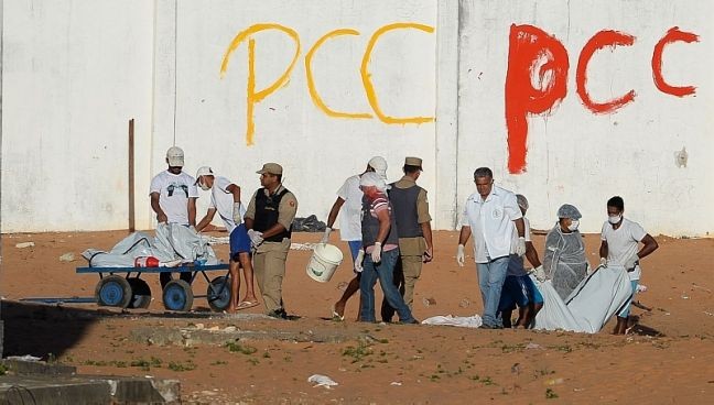 Inscrições do PCC em presídio no RN. Pelo menos seis homens, pertencentes à facção criminosa PCC, foram identificados como responsáveis pela rebelião que destruiu parcialmente a penitenciária e o Pavilhão Rogério Coutinho Madruga (Foto: Josemar Gonçalves / Tripé Fotografia) Inscrições do PCC em presídio no RN. Pelo menos seis homens, pertencentes à facção criminosa PCC, foram identificados como responsáveis pela rebelião que destruiu parcialmente a penitenciária e o Pavilhão Rogério Coutinho Madruga (Foto: Josemar Gonçalves / Tripé Fotografia)