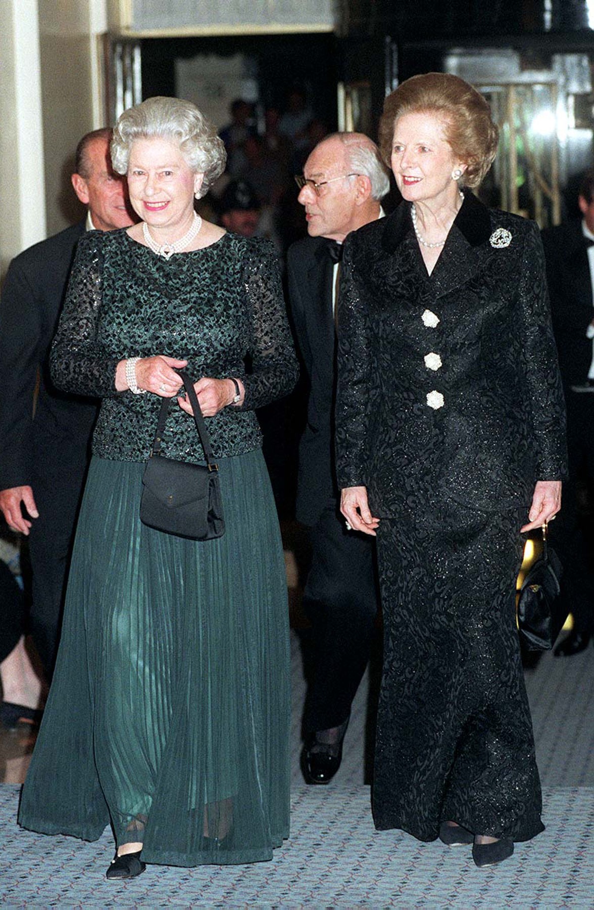 Elizabeth II acompanhada da então primeira-ministra Margareth Tatcher, no aniversário de 70 anos da Dama de Ferro — Foto: Adam Butler/AFP
