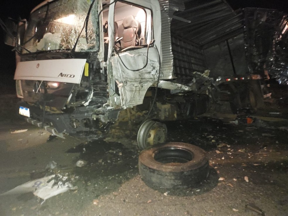 Ao menos 10 pessoas ficam feridas após batida entre micro-ônibus de policlínica e caminhão na Bahia — Foto: Darlan Lustosa/Portal do Cerrado 