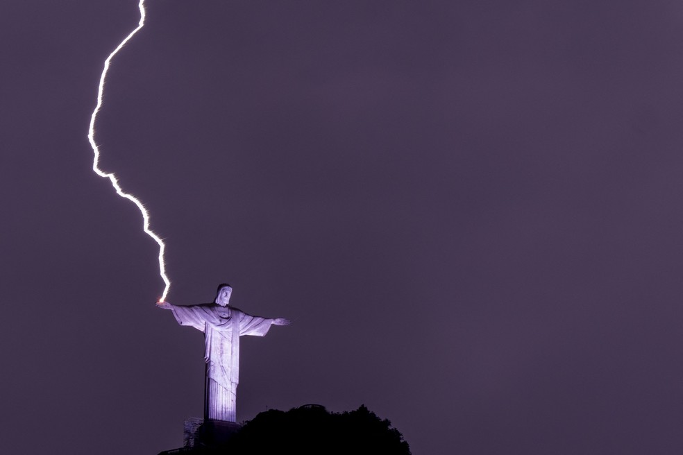 Raios no Cristo Redentor  - Foto: Mauro Pimentel/AFP/Getty Images