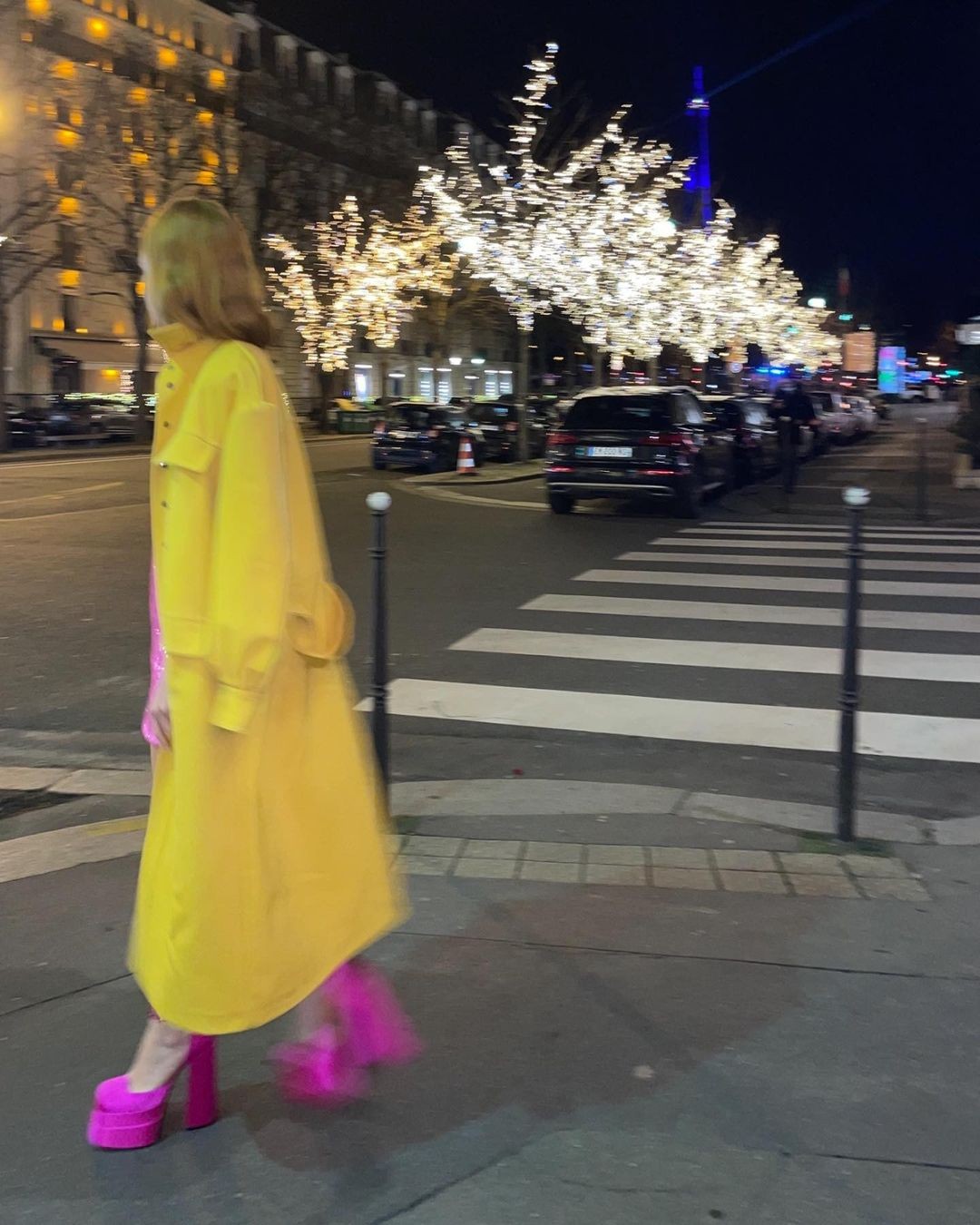 Marina Ruy Barbosa posa com casaco Fendi e vestido de lantejoulas em novo álbum (Foto: Reprodução / Instagram)