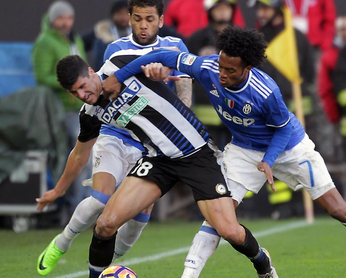 Daniel Alves em ação pelo Juventus diante do Udinese (Foto: EFE)