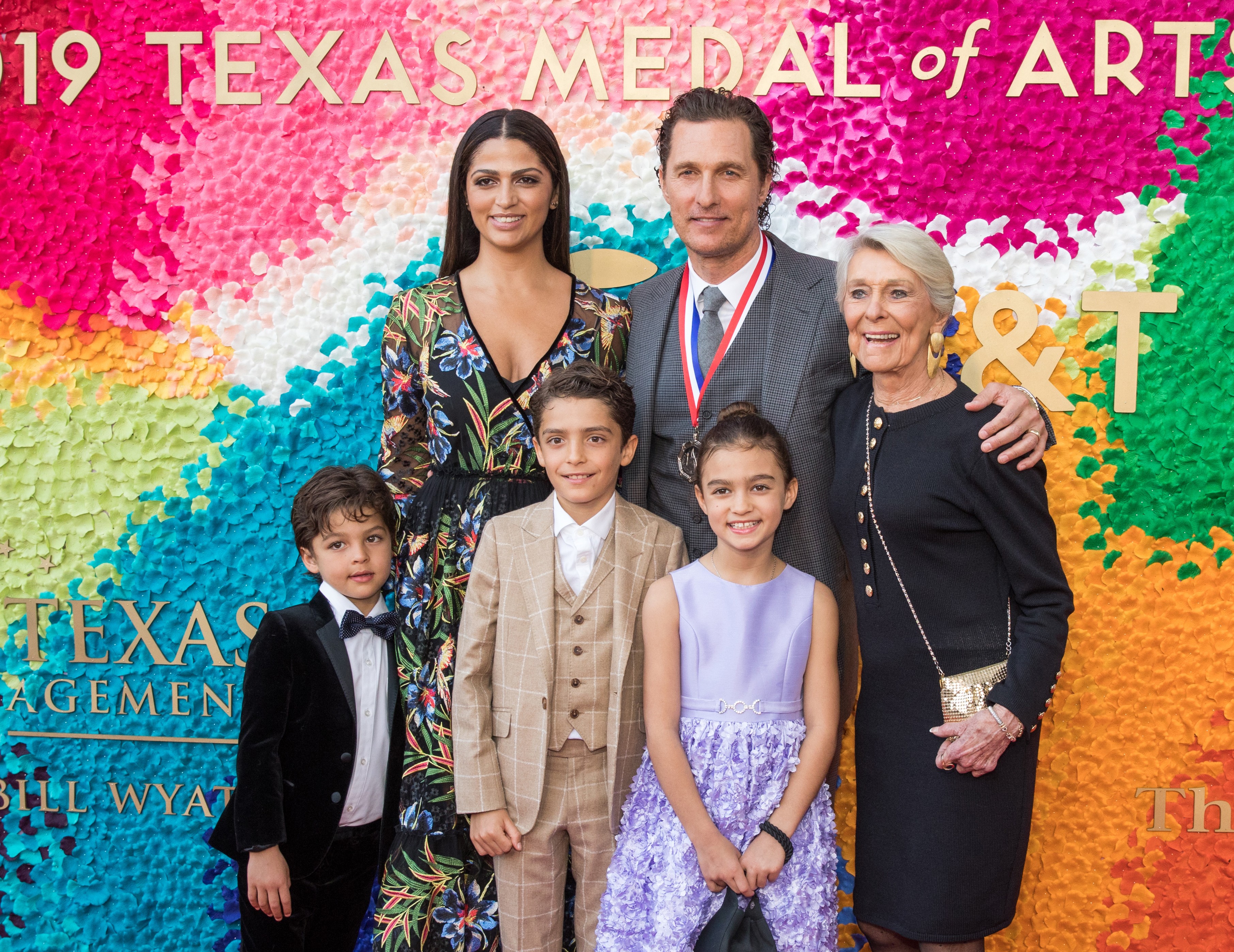 Matthew McConaughey, Camila Alves, os três filhos do casal e a mãe do ator, Kay (Foto: Getty Images)