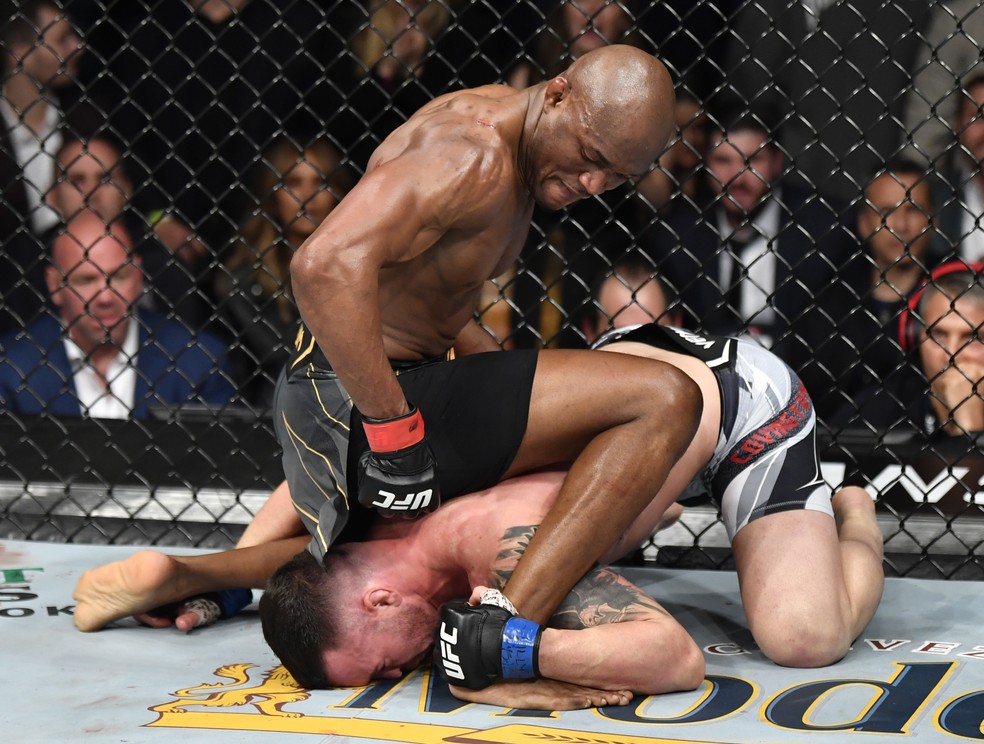 Kamaru Usman derrubou Colby Covington duas vezes no fim do segundo round no UFC 268 — Foto: Getty Images