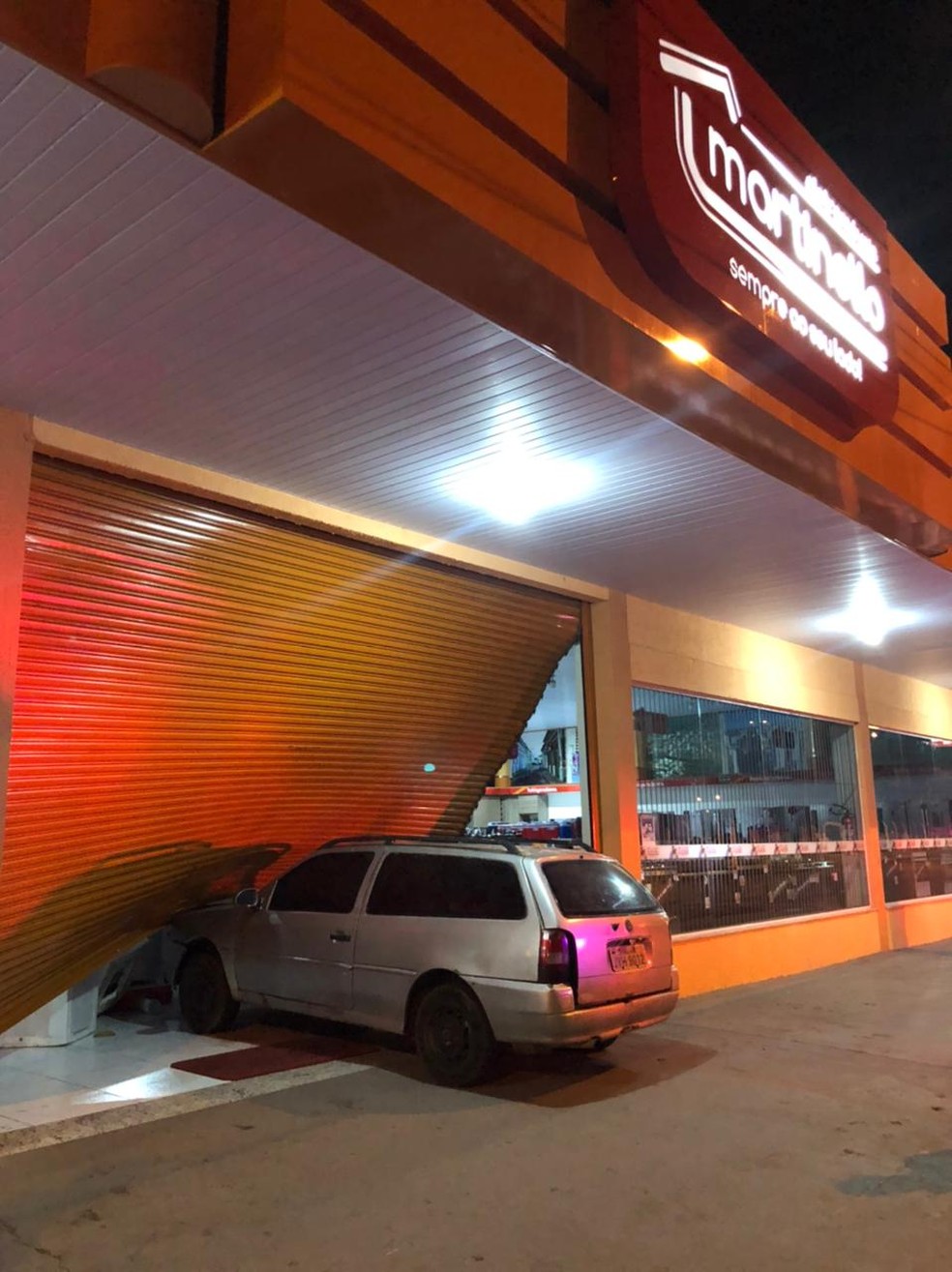 Ladrões jogaram carro contra a porta da loja para cometer furto em Cuiabá — Foto: PMMT