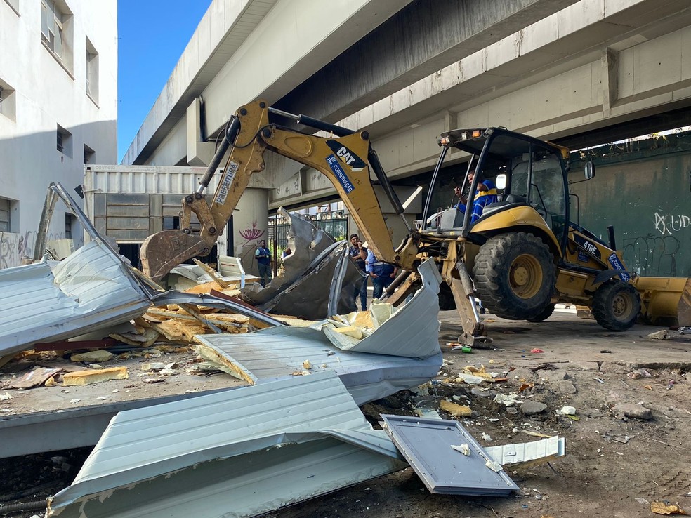 Secretaria de Ordem Pública começa a demolição de ferro-velho irregular na Praça da Bandeira, — Foto: Divulgação/Secretaria Municipal de Ordem Pública 