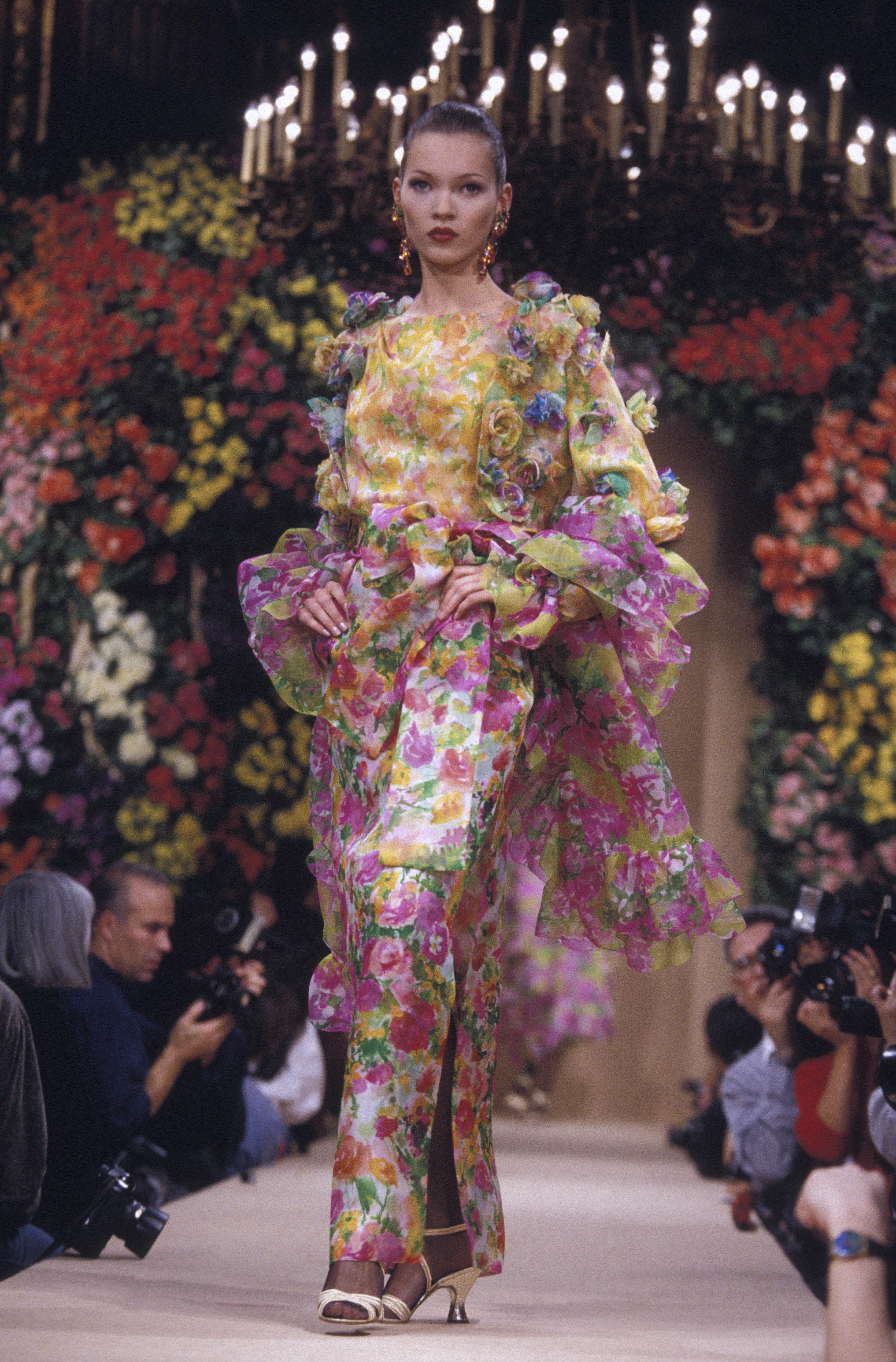 Kate Moss lors du défilé haute couture de Yves Saint Laurent en janvier 1993 à Paris, France. (Photo by Pool ARNAL-PICOT/Gamma-Rapho via Getty Images) (Foto: Gamma-Rapho via Getty Images)