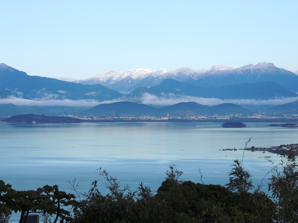 Morro, em Palhoça, amanheceu coberto com neve (Foto: Fernanda Burigo/G1) — Foto: Fernanda Burigo/G1