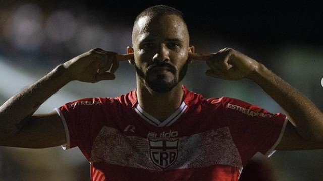 Atacante do CRB, Anselmo Ramon comemora o primeiro gol no clássico contra o ASA