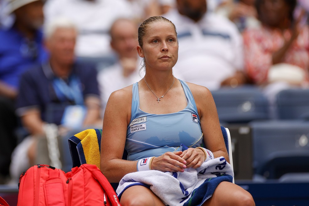 Shelby Rogers descansa no banco do US Open durante a partida contra a brit&acirc;nica Emma Raducanu &mdash; Foto: Getty Images