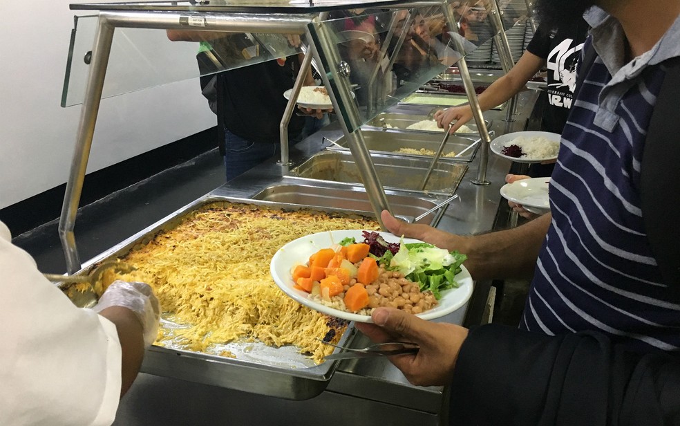 Restaurante universitário da UnB modificou cardápios para reduzir quantidade de alguns alimentos por falta de verba (Foto: Luiza Garonce/G1)