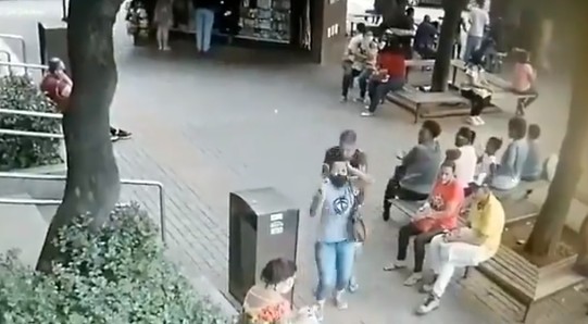 Homem agride mulher na rua e depois é espancado por outros (Foto: Reprodução/ Instagram)