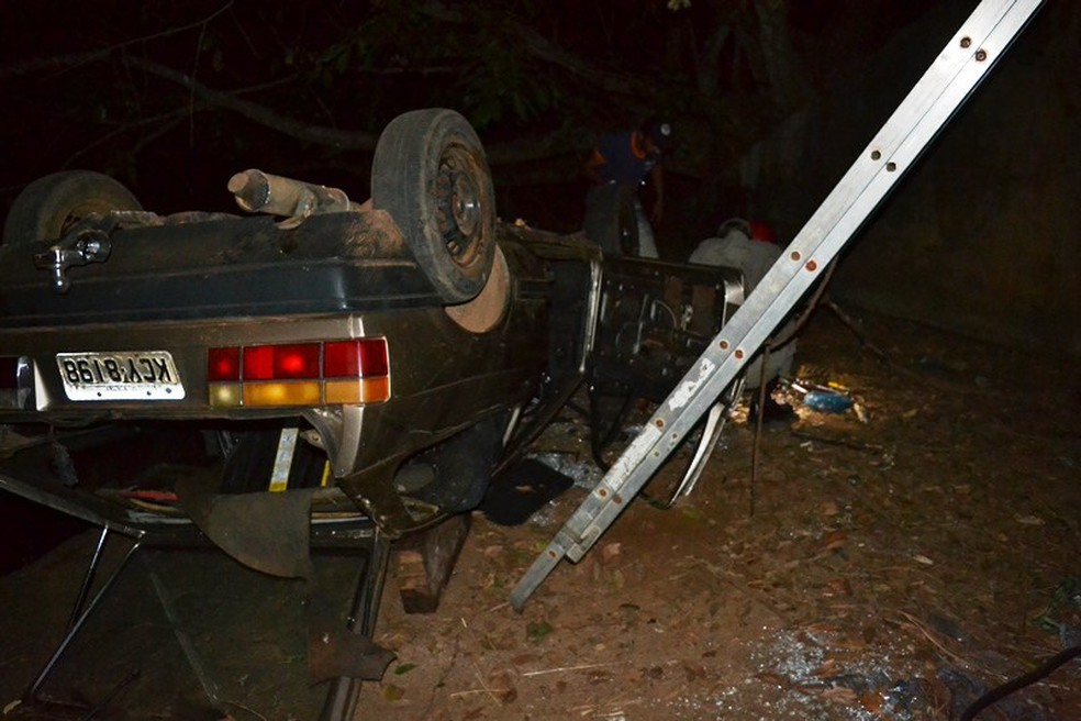 Carro foi parar em aterro após o acidente (Foto: Divulgação/Surgiu)