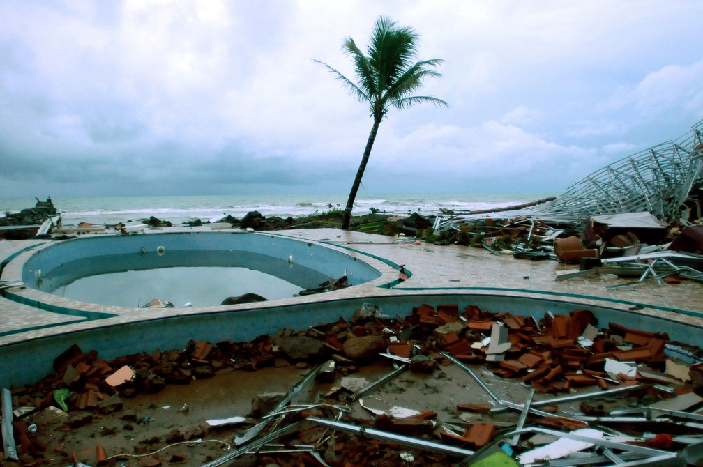 DestroÃ§os de construÃ§Ãµes danificadas sÃ£o vistos ao redor de uma piscina perto de uma praia em Anyer, em Serang, neste domingo (23)  â Foto: Dasril Roszandi / AFP