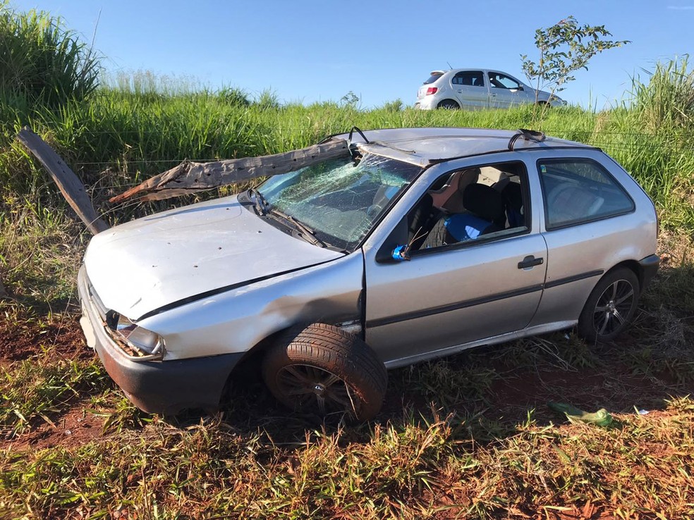 Carro parou às margens da MS-080, em Campo Grande (Foto: Michelle Machado/TV Morena)
