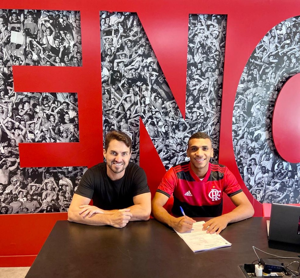 Ao lado do &iacute;dolo S&aacute;vio, seu empres&aacute;rio, Petterson assina com o Flamengo at&eacute; 2026 &mdash; Foto: Divulga&ccedil;&atilde;o
